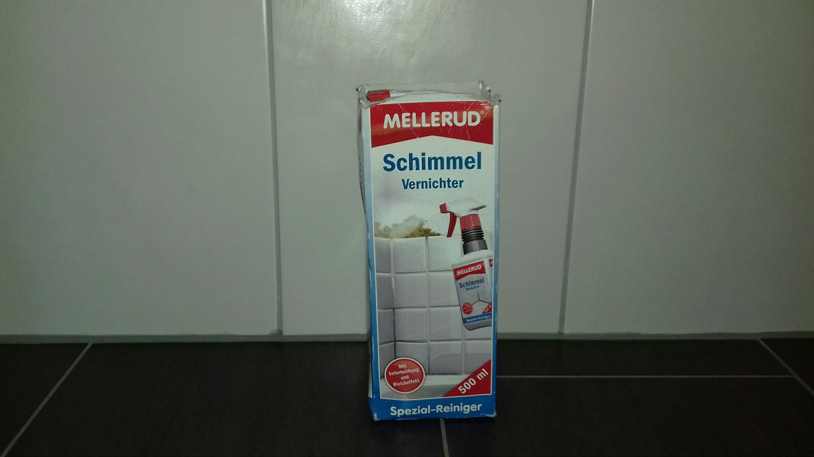 Reinigungsmittel für die Entfernung von Schimmel in den Fugen